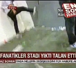 Fanatikler stad ykt, talan etti. Bazlar ise bayraklarnn zerinde namaz kld! (Fb-Bjk Ma)